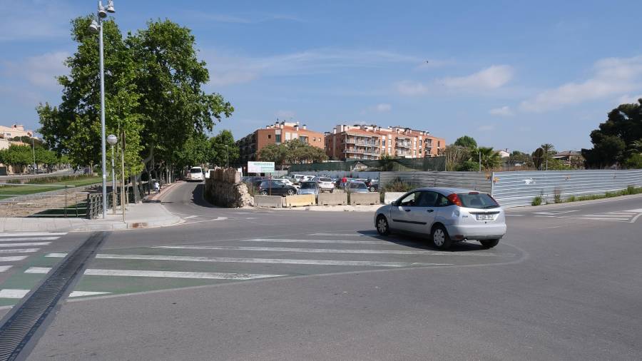 Pocos usuarios respetan la rotonda pintada en el suelo del cruce de la avenida Baix Camp con la avenida Adelaida. FOTO: FABIÁN ACIDRES