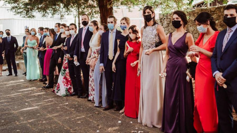 Invitados con mascarillas durante la celebración de un enlace matrimonial. FOTO: ACN (CEDIDA POR BODAS.NET)
