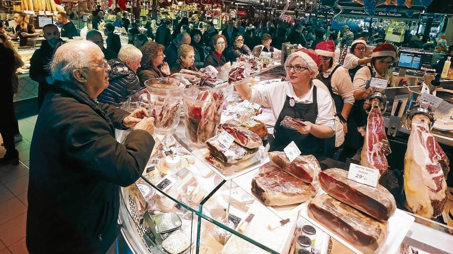 Un hombre compraba el sábado jamón en el Mercat de Tarragona. Es uno de los productos que más ha subido respecto a 2017. FOTO: pere ferré