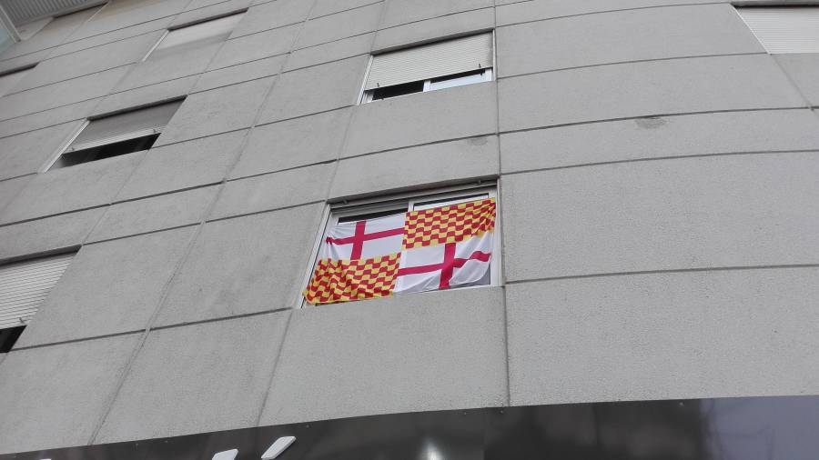 La bandera de Tabarnia, en una ventana de la calle Ramón y Cajal de Tarragona