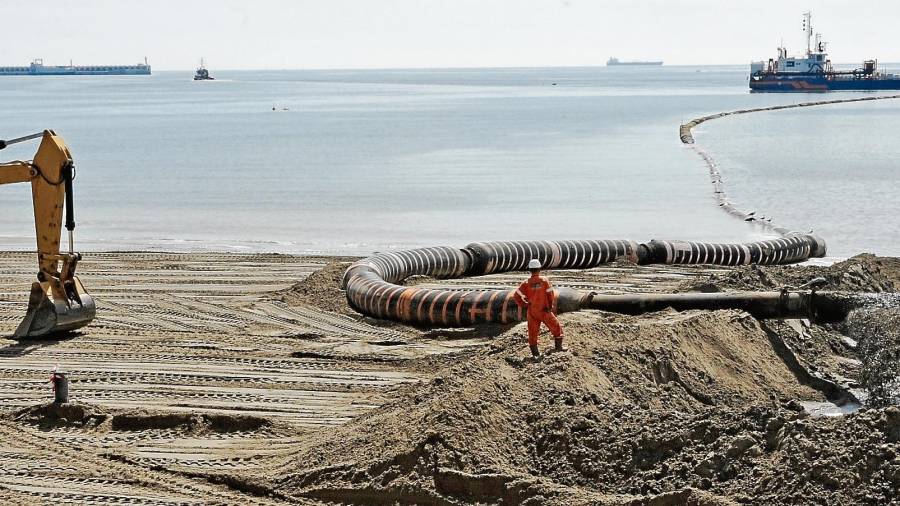 Cada mes de mayo, desde 2004, una draga absorbe arena del lecho marino en la zona de Cap Salou y la vierte en La Pineda. FOTO: Luis Milián/DT