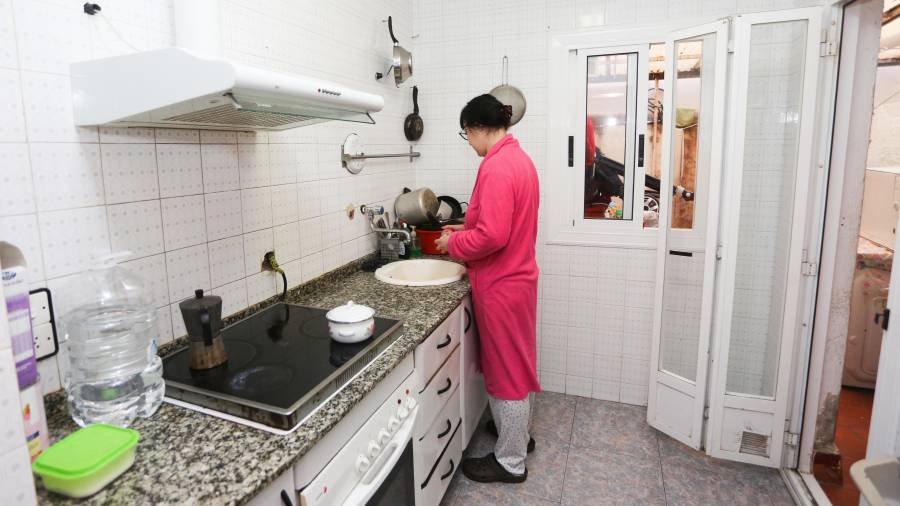 La PAH asesora a una joven de 39 años que ha okupado un piso y ahora está en proceso de regularizar su situación con el banco. FOTO: a. mariné