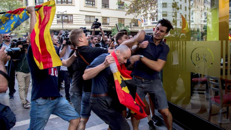 Enfrentamientos entre los asistentes a la tradicional manifestación de entidades de izquierda y nacionalista del 9 d'Octubre. FOTO: EFE