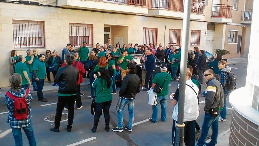 Miembros de la PAH Tarragona, evitando un desahucio. Foto: PAH Tarragona