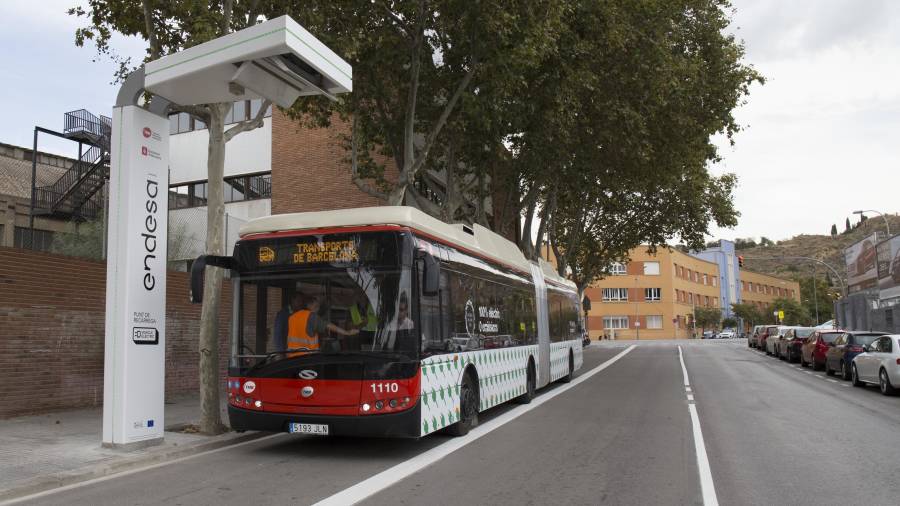 Punto de recarga ultrarrápida para autobuses eléctricos en la línea H16 de Barcelona.FOTO: CEDIDA