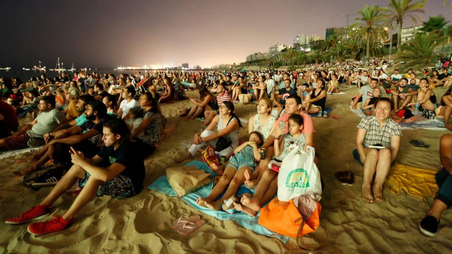 El público de la playa observando la pirotecnia. FOTO: PERE FERRÉ