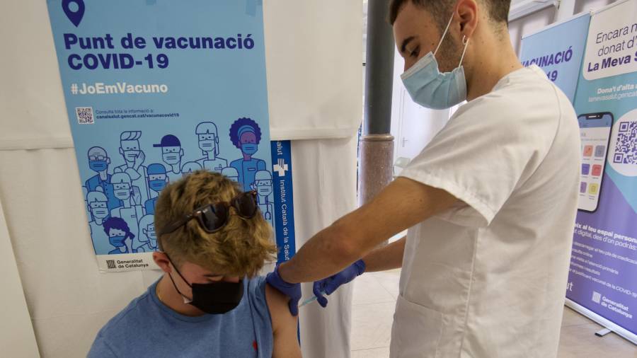 En las últimas 24 horas se han vacunado en la provincia 1.280 personas. Pere Ferré