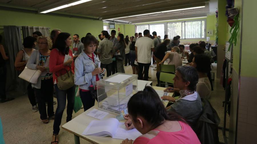 Votación en un colegio electoral durante los comicios del 27 de septiembre de 2015, los últimos celebrados en Catalunya hasta la fecha. Foto: Lluís Milián