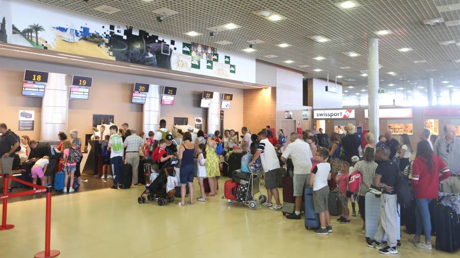 Imagen de la afluencia de turistas ayer por la mañana en el Aeropuerto. En la zona de ‘check-in’ del equipaje se formaron algunas colas. FOTO: Alba Mariné