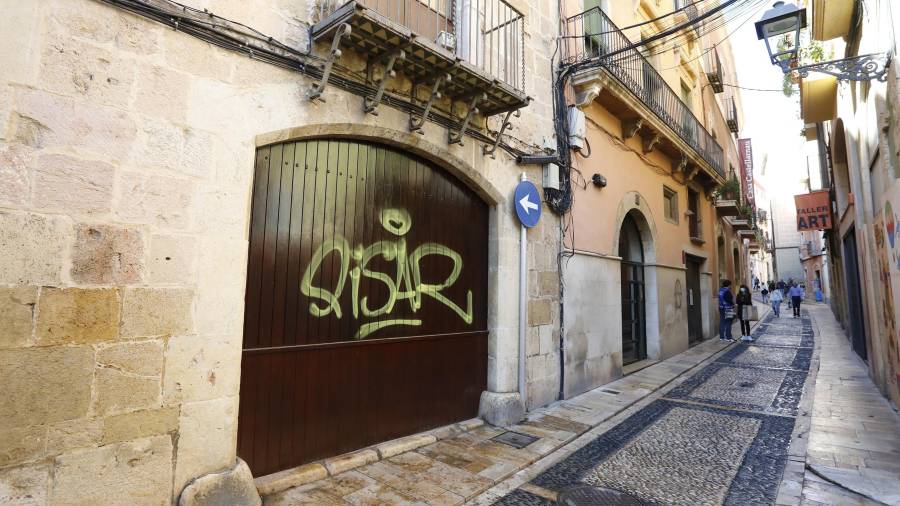 Firma de un grafitero en el Conservatorio de Música de Tarragona. FOTO: Pere Ferré