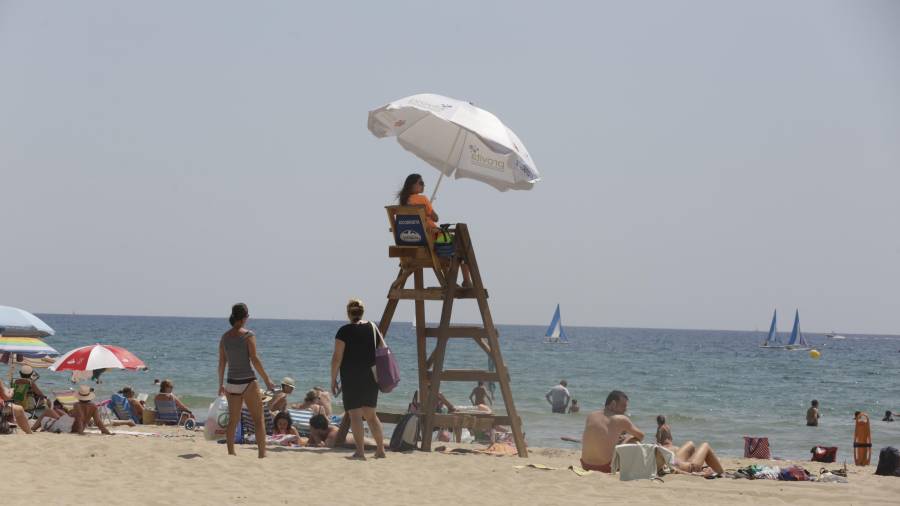Las exigencias de la nueva normativa sigue dificultando encontrar socorristas para las playas del territorio. FOTO: Lluís Milian/DT