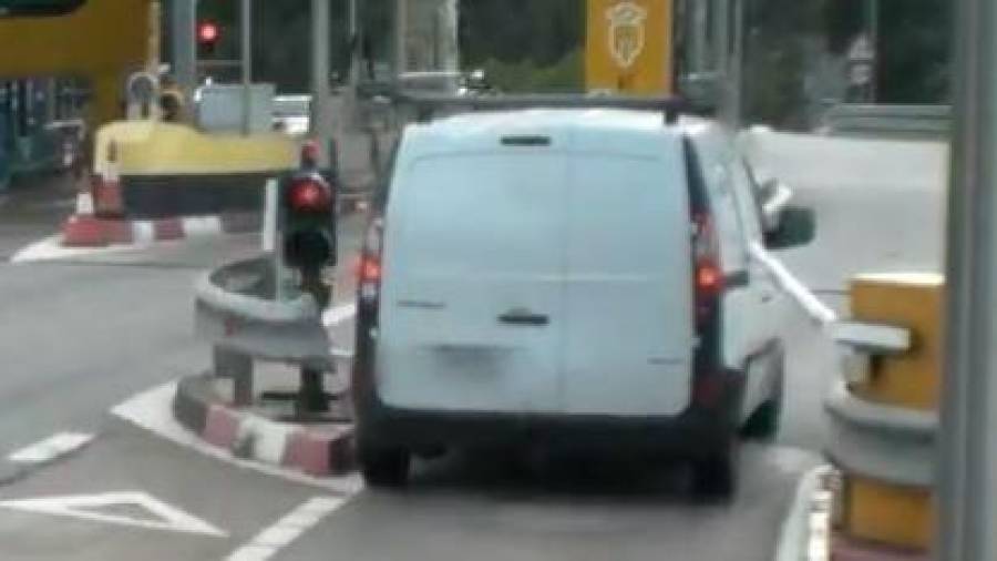 Imagen del momento en que el conductor chocaba contra una de las barreras