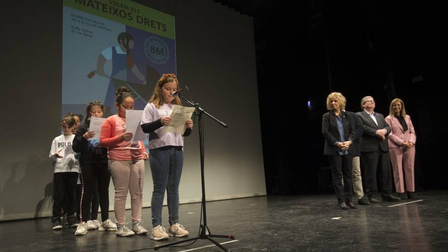 Alumnos reinterpretaron ayer cuentos clásicos en el Auditori Felip Pedrell de Tortosa. FOTO: JOAN REVILLAS