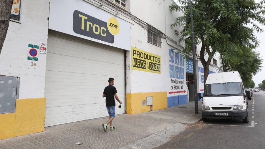 La tienda de compra y venta de muebles de segunda mano Troc cerró en la ciudad de forma inesperada hace unos meses.FOTO: Alba Mariné