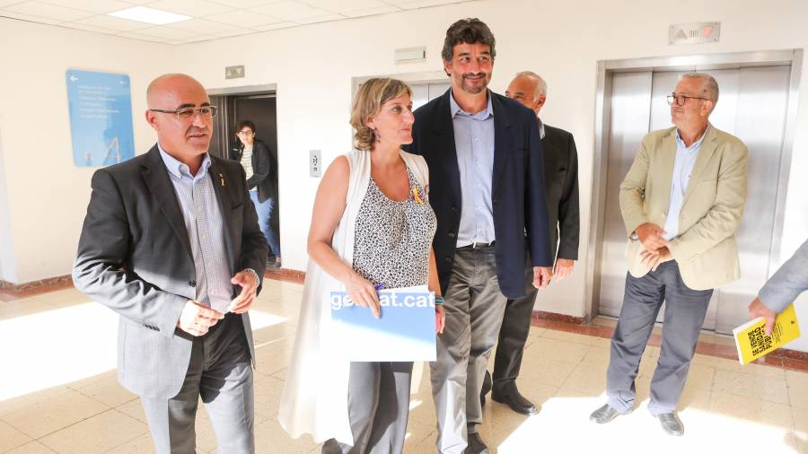 De izquierda a derecha: Òscar Peris, delegado del Govern, Alba Vergés, consellera y Ŕamon Descarrega, gerenet de la Regió Sanitària. FOTO: Alba Mariné