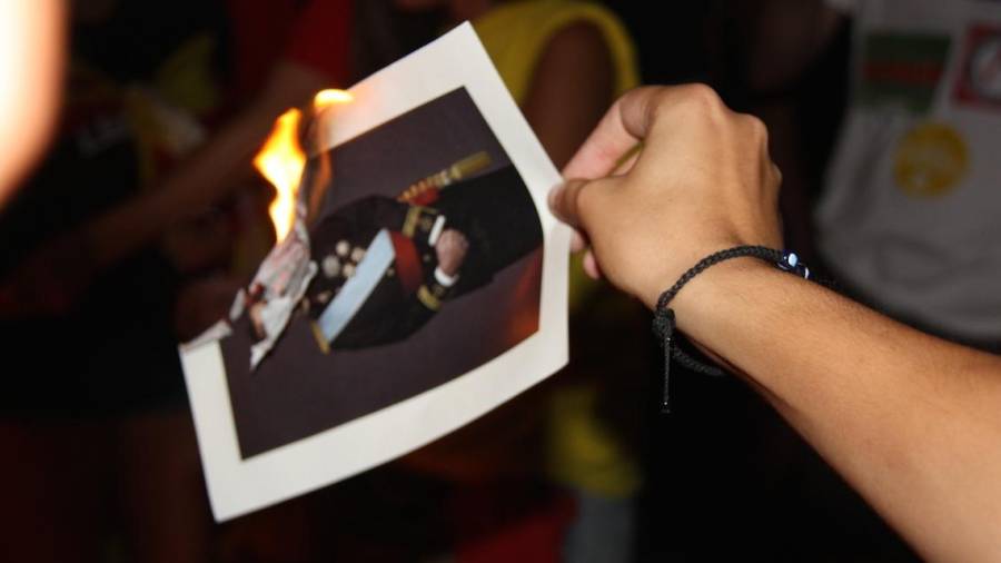 Imagen de archivo de un retrato del Rey quemado durante el acto de la izquierda independentista en la Diada del 11 de septiembre en Barcelona. Foto: ACN