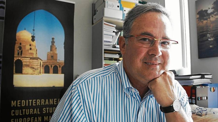 Enric Olivé Serret, catedrático de Historia Contemporánea, en su despacho de la URV. FOTO: pere ferré