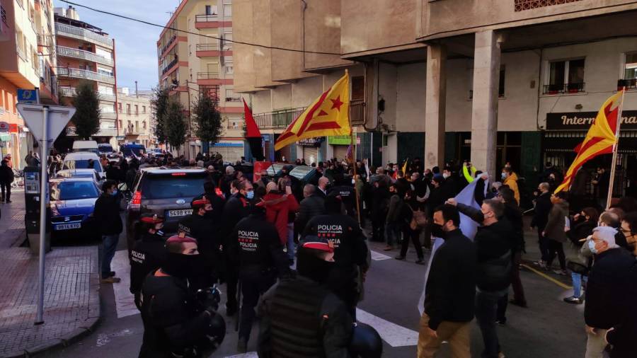 Tensión en las inmediaciones de la plaza de la Sardana entre antifascistas y los miembros de VOX. Foto: J. Salvat