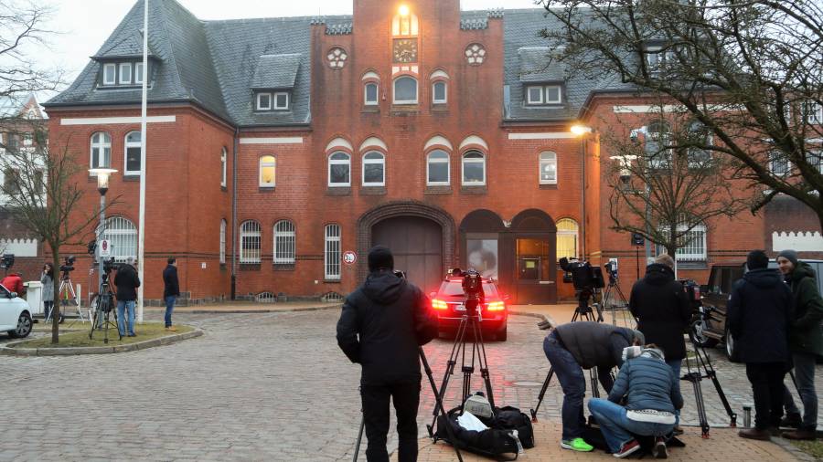 Periodistas apostados frente a la cárcel de la localidad de Neumünster, al sur de Kiel, donde ingresó ayer el expresidente catalán Carles Puigdemont