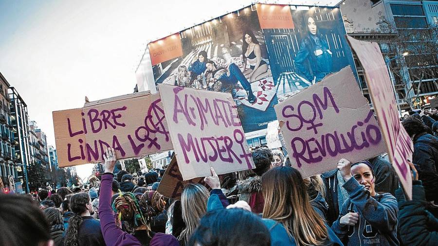 Mujeres reivindicando sus derechos frente a unas vallas publicitarias en Barcelona. FOTO: efe