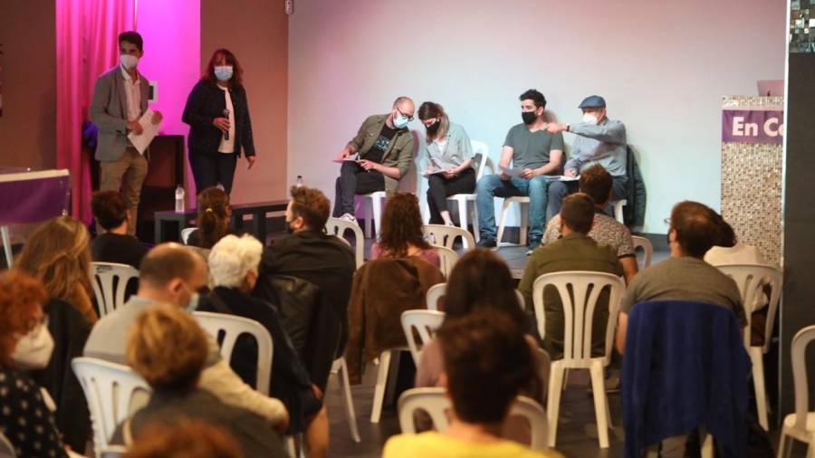 Imagen de la asamblea de Podem y Comuns que ayer se llevó a cabo en la Sala Tótem Cafè de la Rambla Vella. FOTO: ALBA MARINÉ