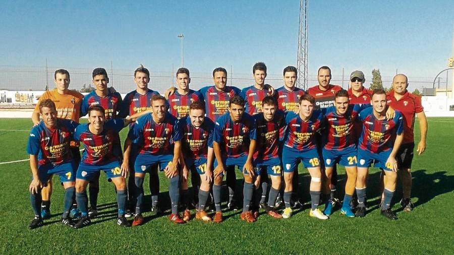 La plantilla 2017/2018 del CF Camarles, una de los equipos revelación de Segunda.FOTO: Cedida