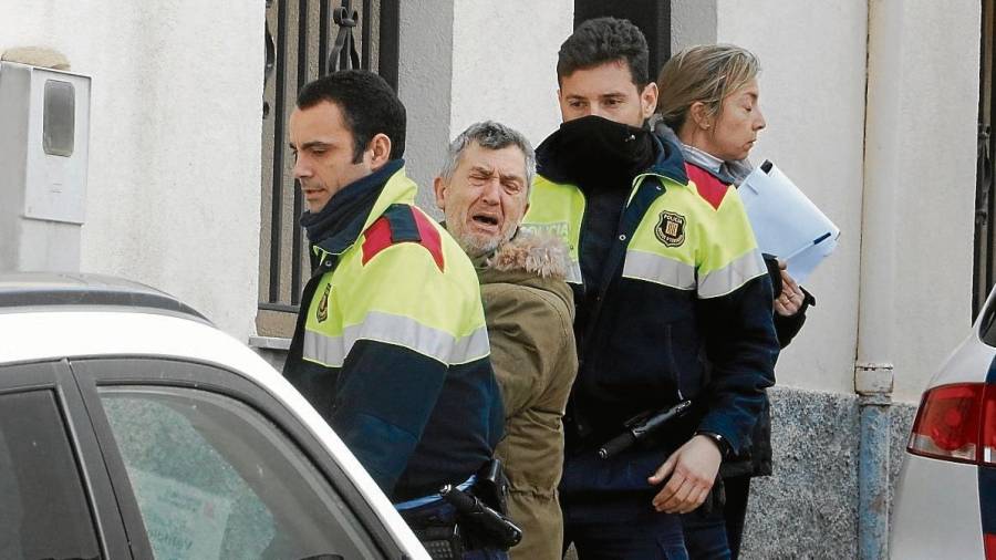 Jordi Magentí, conduït pels Mossos després de l’escorcoll de la casa del seu oncle. FOTO: ACN