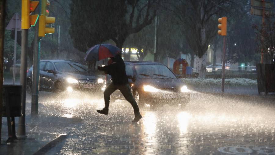 Fuertes lluvias ayer por la tarde, en la imagen, en la ciudad de Tarragonba. Foto: Pere Ferré