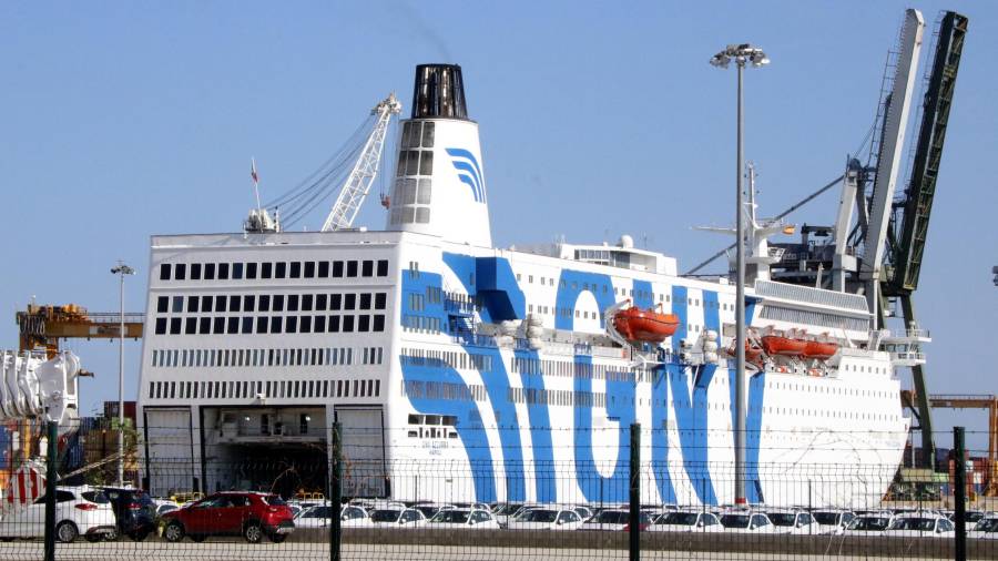 Pla general del creuer GNV Azzurra, atracat al Port de Tarragona per ordre de l'Estat. FOTO: ACN