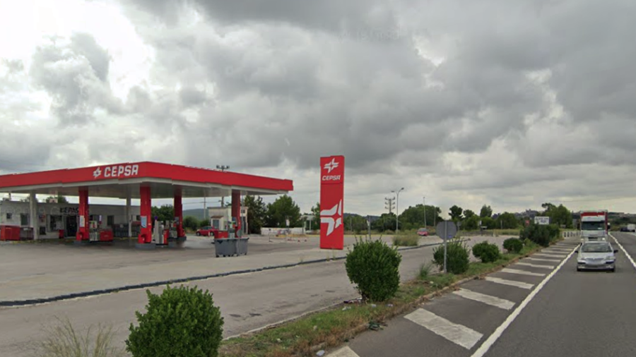 Gasolinera a pie de la N-340 en L'Arboç.