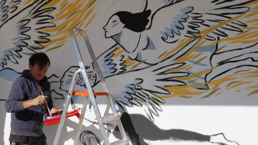 L'artista Ignasi Blanch, ahir mentre confeccionava el mural a Roquetes. Foto: ACN