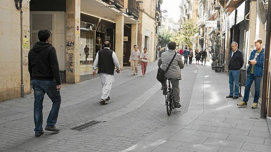 Un usuari amb bicicleta al carrer Sant Blai de Tortosa. FOTO: Joan Revillas