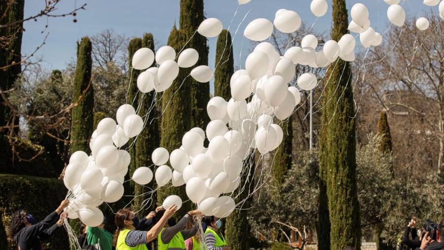 Se han soltado globos blancos en recuerdo de las víctimas. EFE
