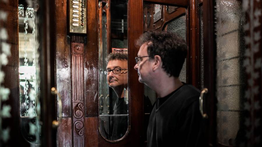 L'escriptor Jordi Cantavella, dins d'un ascensor modernista.