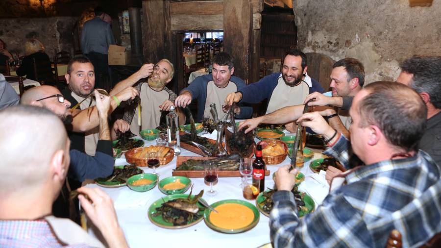 Imatge d'una calçotada al restaurant Cal Ganxo. FOTO: ALBA MARINÉ