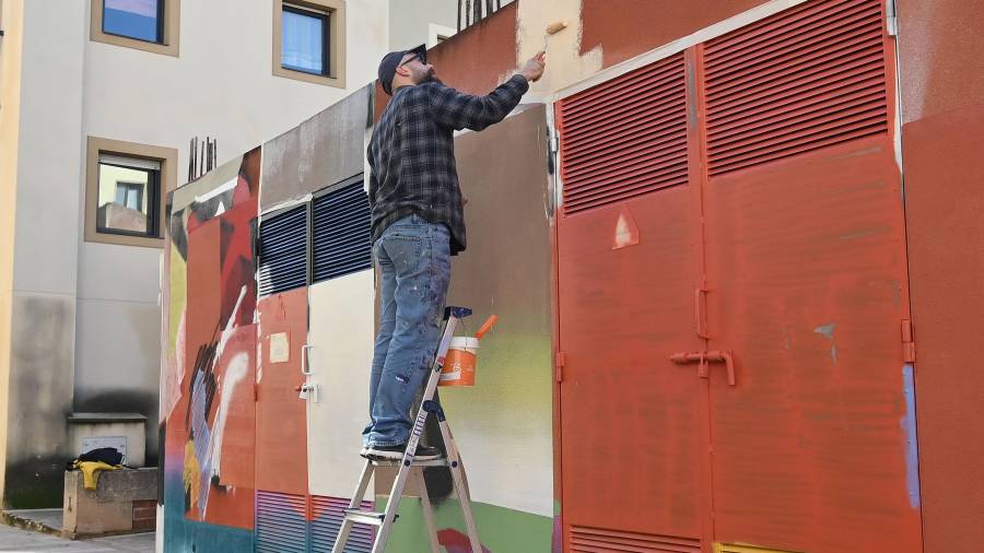 El artista reusense Miquel Falgàs realizó ayer una pintura mural en Vinyols i els Arcs. FOTO: ALFREDO GONZÁLEZ.