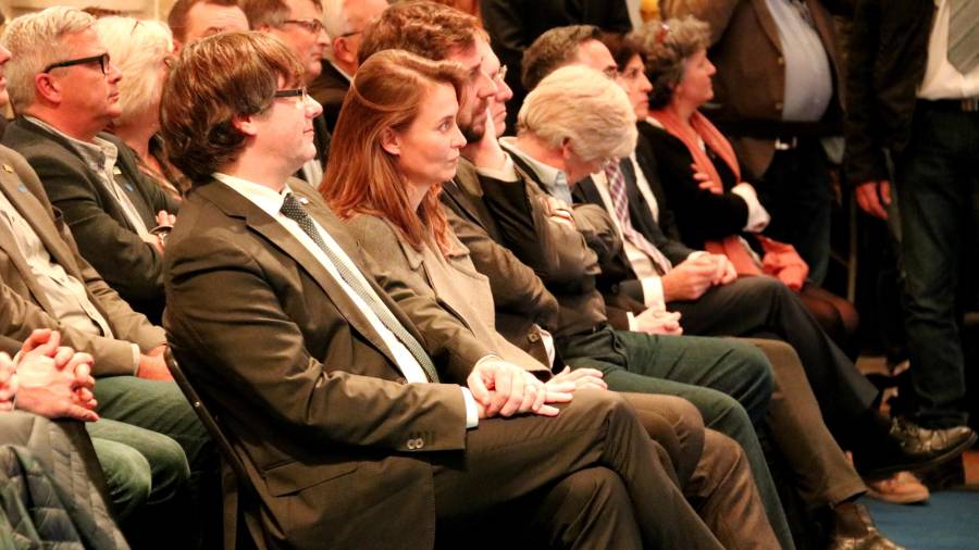 El president Puigdemont i els quatre consellers a Brussel·les, durant l'alcalde amb 200 alcaldes al Bozar. Foto: ACN