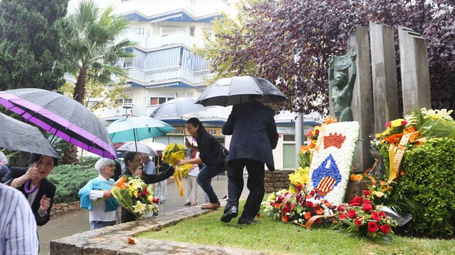 L'ofrena floral al monument de Rafael Casanova s'ha celebrat sota la pluja. FOTO: Alba Mariné