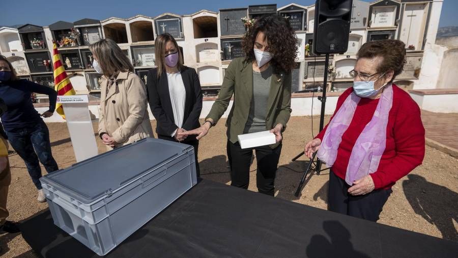 La filla de Serrano recull les restes del seu pare, ahir al cementiri dels Reguers. FOTO: JOAN REVILLAS