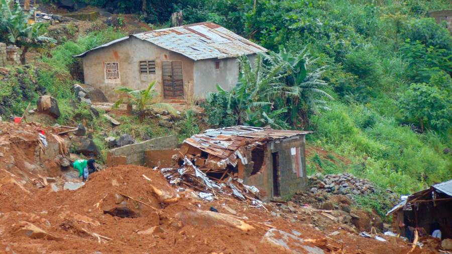 Vista d'alguns danys després d'un lliscament de terra producte de les fortes pluges al suburbi de Regent darrere de l'embassament de Guma prop de la capital Freetown, (Sierra Leone)