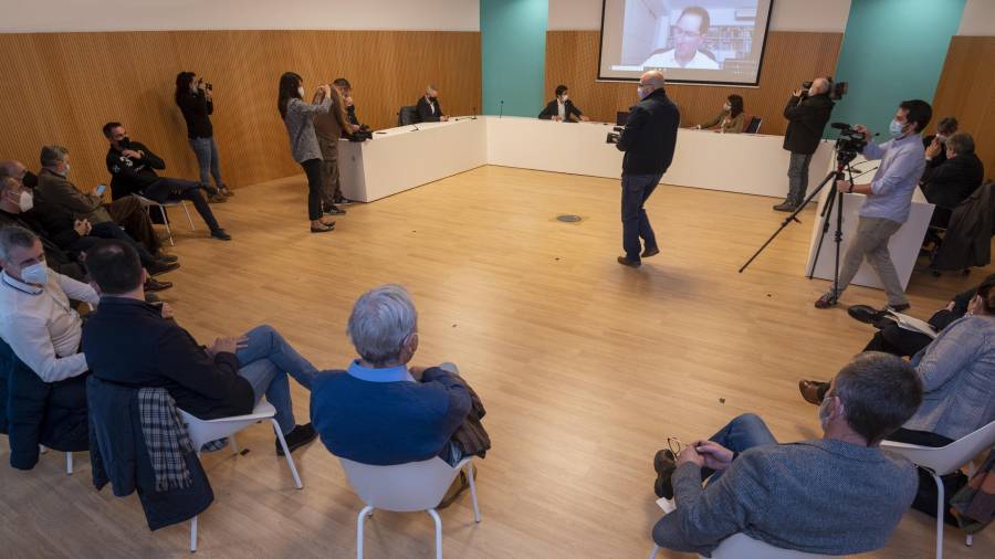 Els consellers Damià Calvet i Teresa Jordà van reunir-se ahir al matí amb la Taula de Consens a la Ràpita. FOTO: JOAN REVILLAS