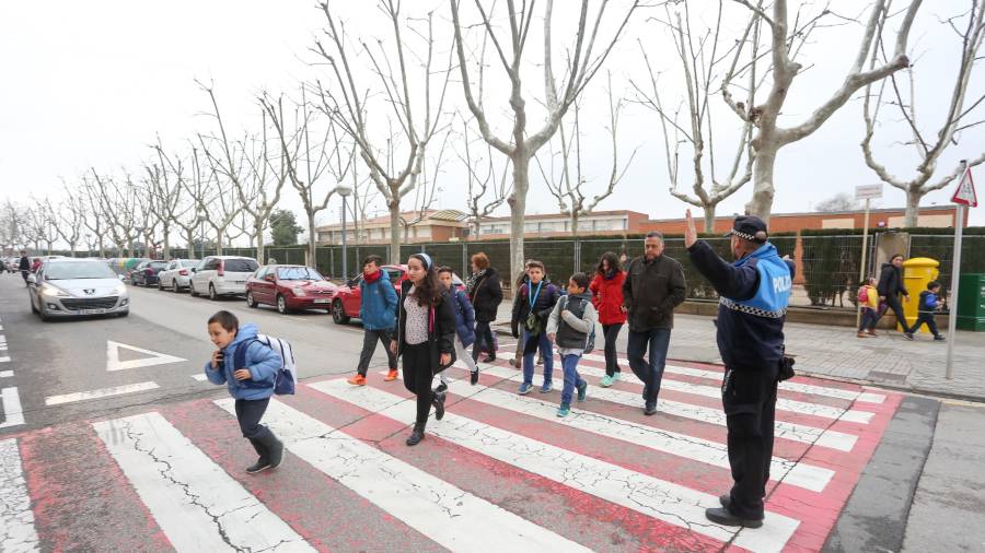Un grupo de escolares, a la salida del colegio Mestral. FOTO: Alba Mariné