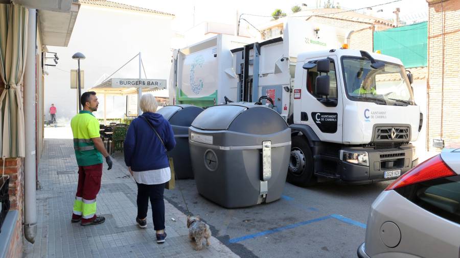 El servicio de recogida de basuras en la zona del puerto. FOTO: ALBA MARINÉ