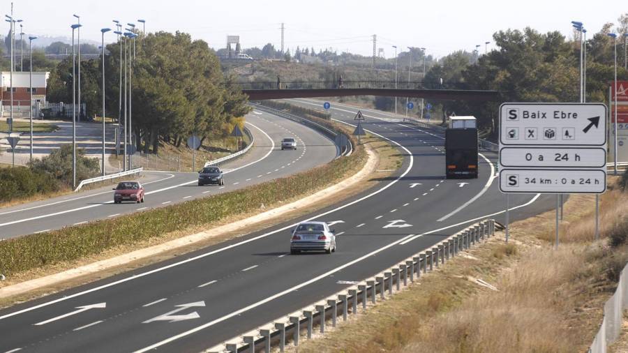 La autopista AP-7 a su paso por la comarca del Baix Ebre. FOTO: JOAN REVILLAS/DT