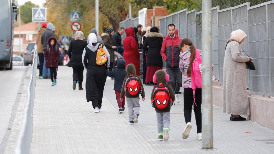 Niños entrando a la escuela. La proporción de alumnos inmigrantes es muy dispar según las zonas de la ciudad. FOTO: PERE FERRÉ