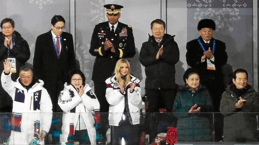 El presidente Moon y su esposa, e Ivanka Trump. El delegado norcoreano, arriba con gorro. FOTO: yonhap/efe