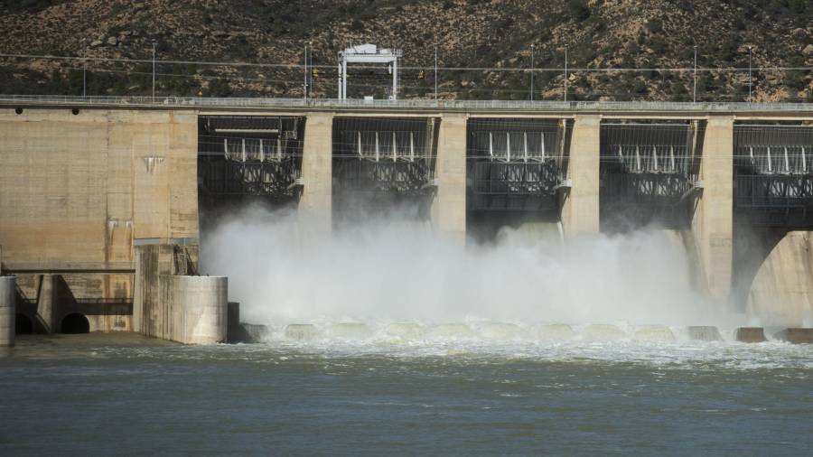 Imatge de l’actual central hidroelèctrica al pantà de Riba-roja d’Ebre, a la Ribera d’Ebre. FOTO: JOAN REVILLAS