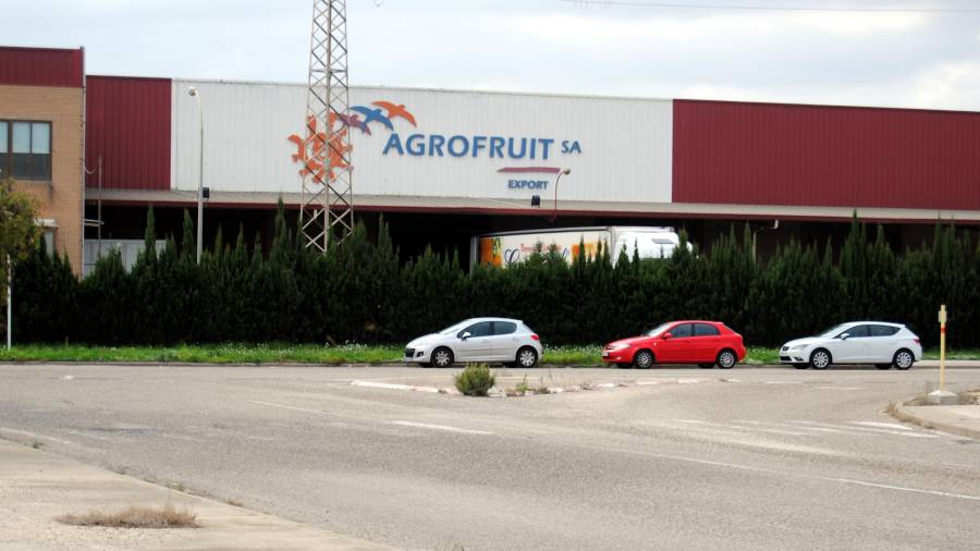 Un dels magatzem d'Agrofruit, al polígon Baix Ebre de Campredó, amb un camió aparcat a l'entrada. FOTO: ACN