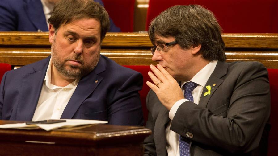 Junqueras y Puigdemont, este mediodía en el Parlament de Catalunya. FOTO: EFE