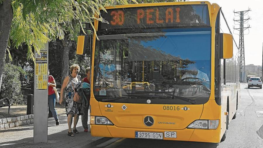 Una de las demandas es que el autobús de la línea 30 sea más grande para atender la demanda de usuarios. FOTO: Alfredo González